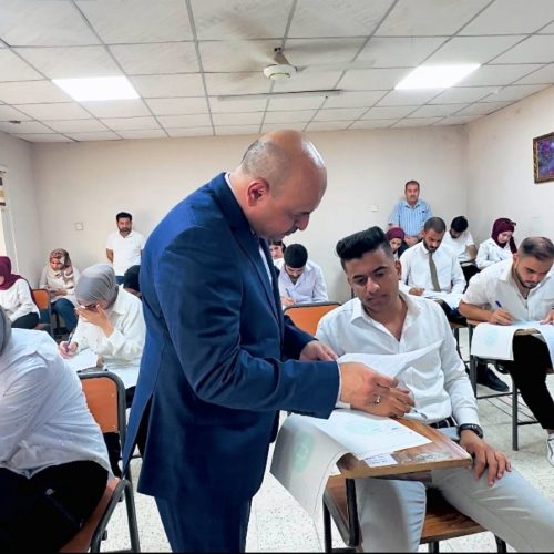 مساعد رئيس جامعة بغداد للشؤون العلمية يتابع سير العملية الامتحانية في كلية اللغات03