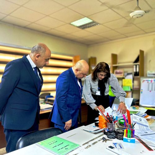 مساعد رئيس جامعة بغداد للشؤون العلمية يتابع سير العملية الامتحانية في كلية اللغات05