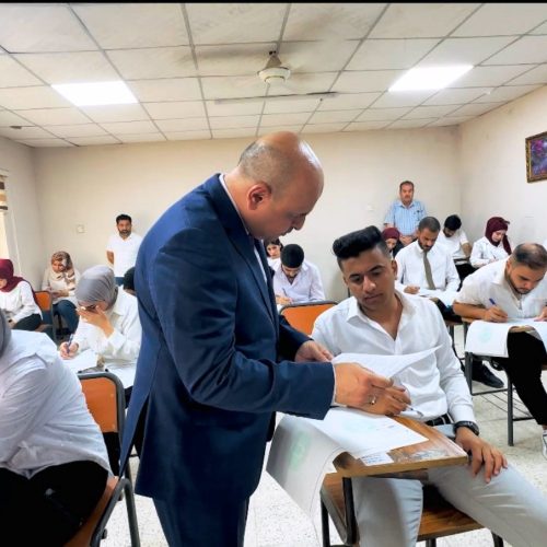 مساعد رئيس جامعة بغداد للشؤون العلمية يتابع سير العملية الامتحانية في كلية اللغات11