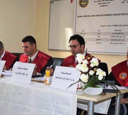 كلية اللغات تواصل حضورها الأكاديمي في الجامعات العراقية من خلال مناقشة علمية في جامعة صلاح الدين في أربيل (1) كلية اللغات تواصل حضورها الأكاديمي في الجامعات العراقية من خلال مناقشة علمية في جامعة صلاح الدين في أربيل (1)
