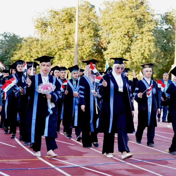 جامعة بغداد تحتفل بتخرج طلبتها للدورة 68 (15)