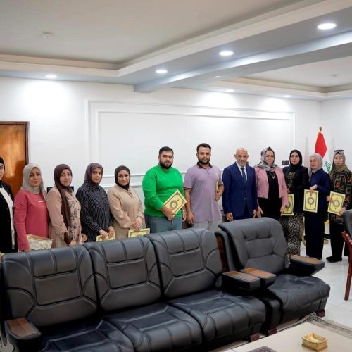 عميد كلية اللغات يكرّم نخبة من موظفي الكلية تقديراً لعطائهم الوظيفي (2)