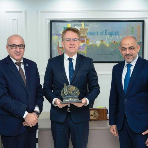 كلية اللغات تستقبل السفير الفرنسي لبحث آفاق التعاون الأكاديمي والثقافي (8)