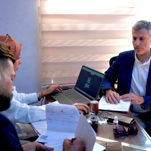 كلية اللغات تستقبل لجنة من هيأة الضمان الصحي لإتمام متطلبات تطبيق قانون الضمان الصحي (2) كلية اللغات تستقبل لجنة من هيأة الضمان الصحي لإتمام متطلبات تطبيق قانون الضمان الصحي (2)