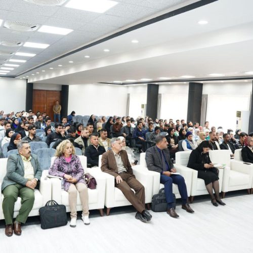 عمادة اللغات تجتمع بطلبة الاقسام العلمية بحضور لجان الارشاد التربوي (1)