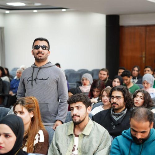 عمادة اللغات تجتمع بطلبة الاقسام العلمية بحضور لجان الارشاد التربوي (11)