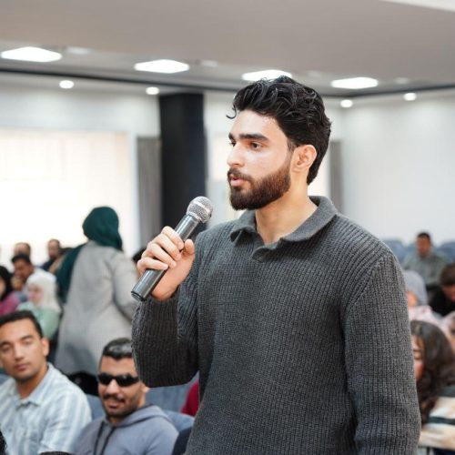 عمادة اللغات تجتمع بطلبة الاقسام العلمية بحضور لجان الارشاد التربوي (22)