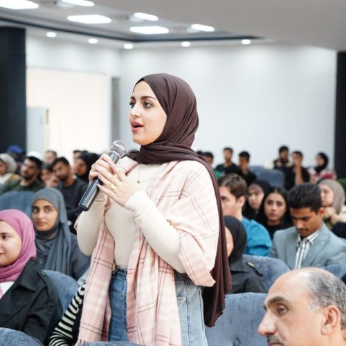 عمادة اللغات تجتمع بطلبة الاقسام العلمية بحضور لجان الارشاد التربوي (8)