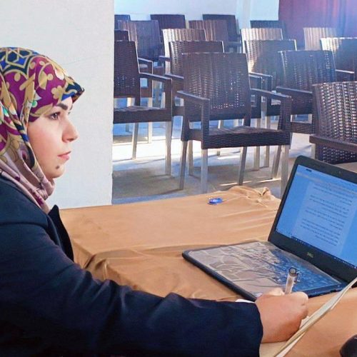 كلية اللغات تنظم سيمنارات علمية لطلبة الدراسات العليا (1)
