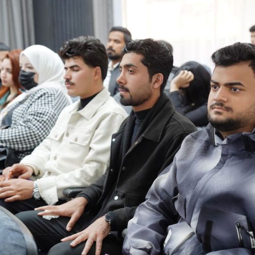 عمادة اللغات تلتقي بطلبة الدراسة المسائية