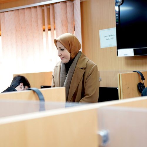 لجنة جامعية تطلع على سير امتحانات الدراسات العليا في كلية اللغات (2)