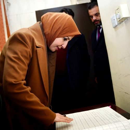 لجنة جامعية تطلع على سير امتحانات الدراسات العليا في كلية اللغات (4)
