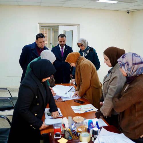 لجنة جامعية تطلع على سير امتحانات الدراسات العليا في كلية اللغات (5)