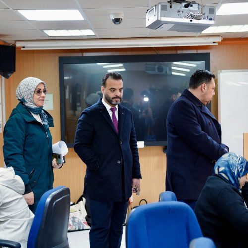 لجنة جامعية تطلع على سير امتحانات الدراسات العليا في كلية اللغات (6)