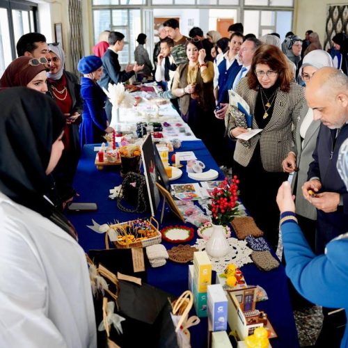 بازار طلابي يختتم فعاليات أسبوع الريادة والإبداع في كلية اللغات (13)