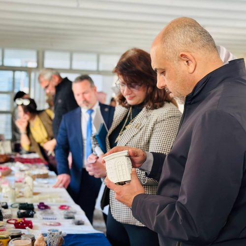 بازار طلابي يختتم فعاليات أسبوع الريادة والإبداع في كلية اللغات (7)