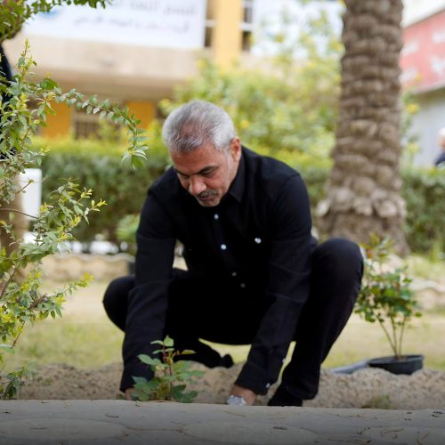 كلية اللغات تحيي اليوم الوطني للتشجير بمبادرة بيئية لتعزيز الغطاء النباتي (9) كلية اللغات تحيي اليوم الوطني للتشجير بمبادرة بيئية لتعزيز الغطاء النباتي (9)