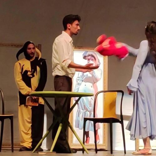 المسرح العراقي يتحدث الإنجليزية بعرض مسرحي لكلية اللغات يخطف الاضواء (1)