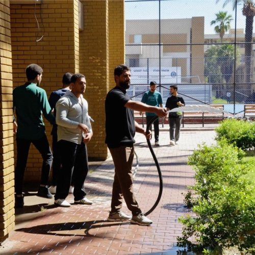 حملة تطوعية طلابية في كلية اللغات لإحياء يوم الأرض وتعزيز الوعي البيئي (2)