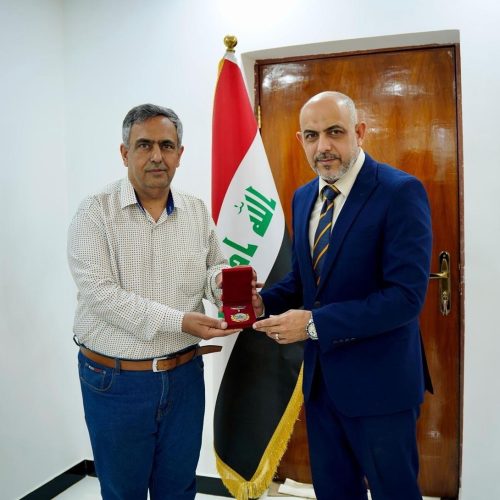 طلبة اللغة الإنجليزية يتألقون مسرحياً وعمادة الكلية تكرم إبداعهم (1)