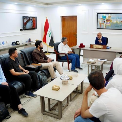 طلبة اللغة الإنجليزية يتألقون مسرحياً وعمادة الكلية تكرم إبداعهم (2)