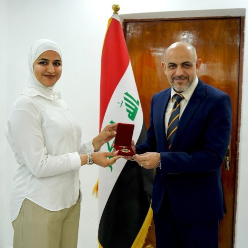 طلبة اللغة الإنجليزية يتألقون مسرحياً وعمادة الكلية تكرم إبداعهم (3)
