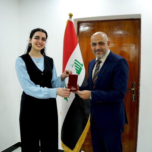 طلبة اللغة الإنجليزية يتألقون مسرحياً وعمادة الكلية تكرم إبداعهم (4)