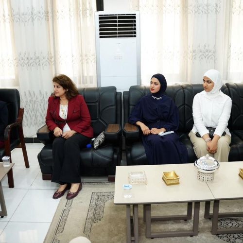 طلبة اللغة الإنجليزية يتألقون مسرحياً وعمادة الكلية تكرم إبداعهم (9)