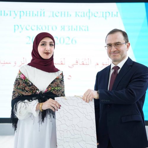 كلية اللغات تحتفي بالثقافة الروسية بمهرجان مميز وبحضور السفير الروسي (17)