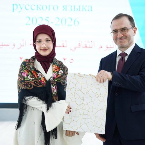 كلية اللغات تحتفي بالثقافة الروسية بمهرجان مميز وبحضور السفير الروسي (21)