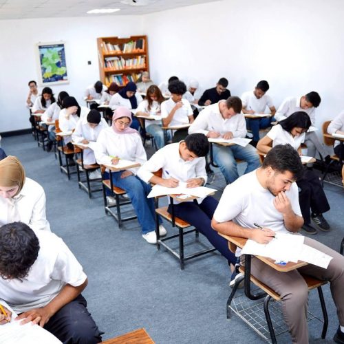كلية اللغات تباشر بالامتحانات النهائية للدور الأول للعام الدراسي (2025–2026) (14)