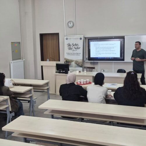 طلبة قسم اللغة التركية يواصلون محاضراتهم في الدورة التدريبية الصيفية في تركيا (1) طلبة قسم اللغة التركية يواصلون محاضراتهم في الدورة التدريبية الصيفية في تركيا (1)